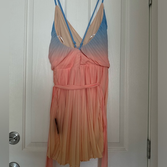 BNWT Beautiful Pleated Romper - Picture 2 of 3